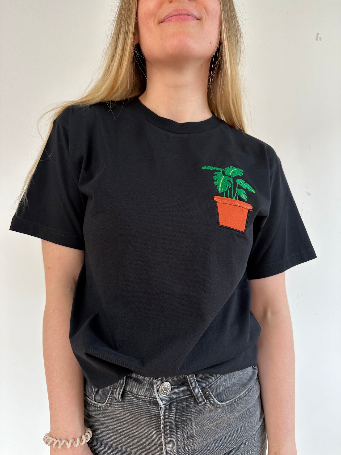 Monstera-Pflanze im Brusttaschentopf