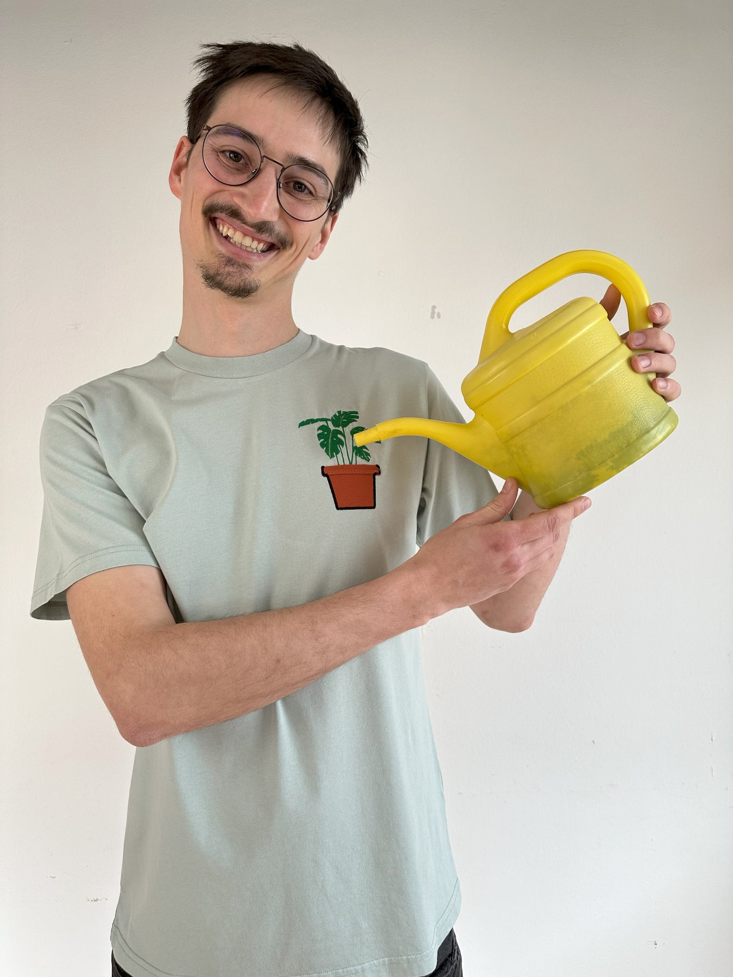 Monstera-Pflanze im Brusttaschentopf