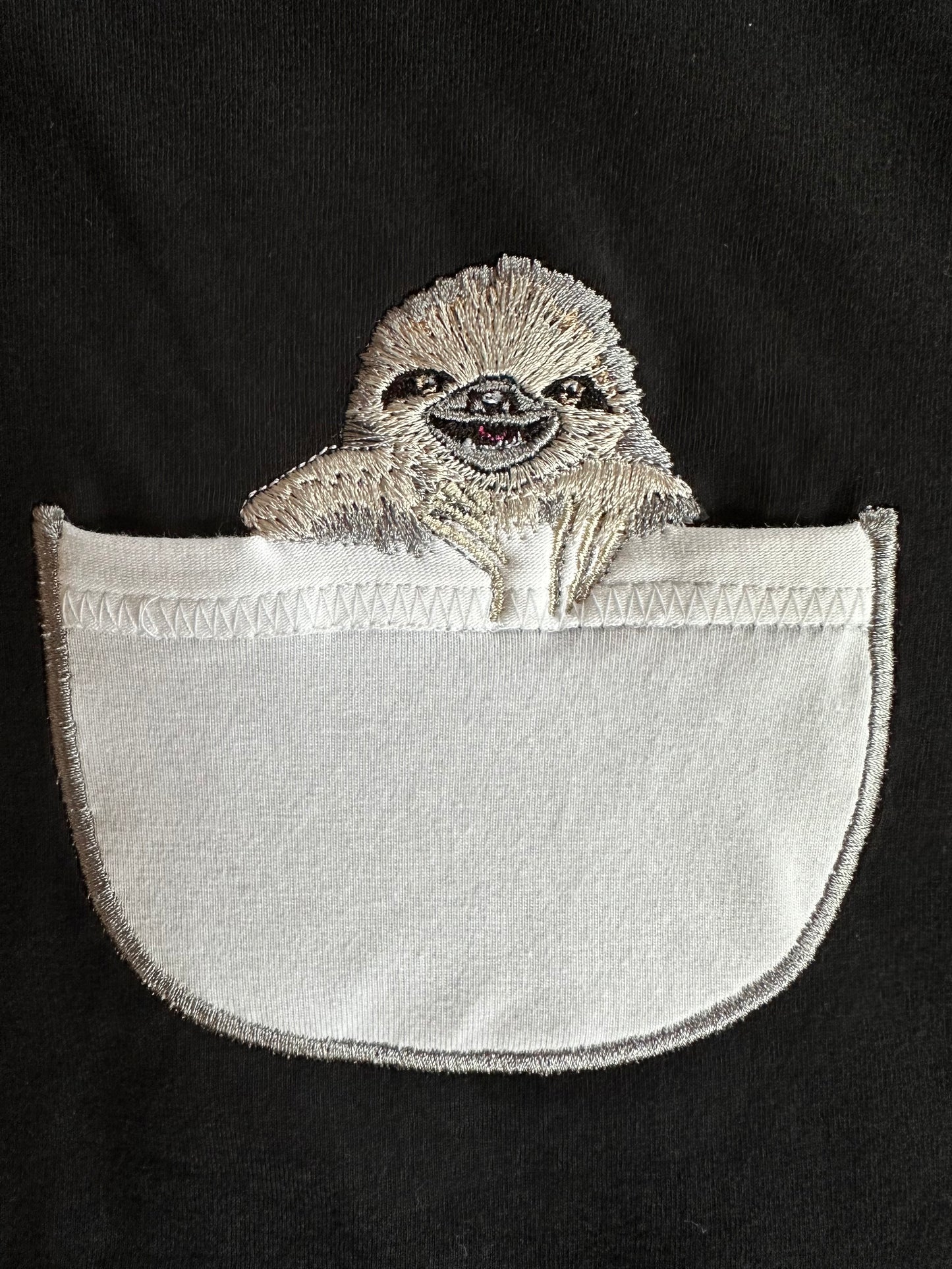 Faultier in der Brusttasche