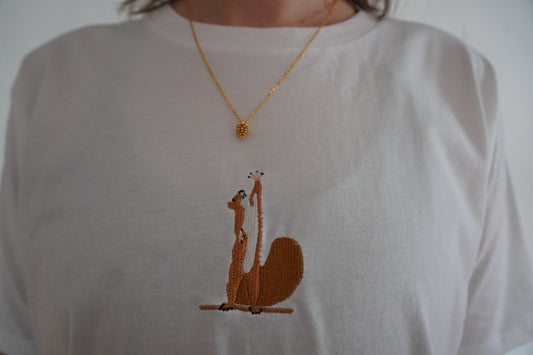 Eichhörnchen streckt sich