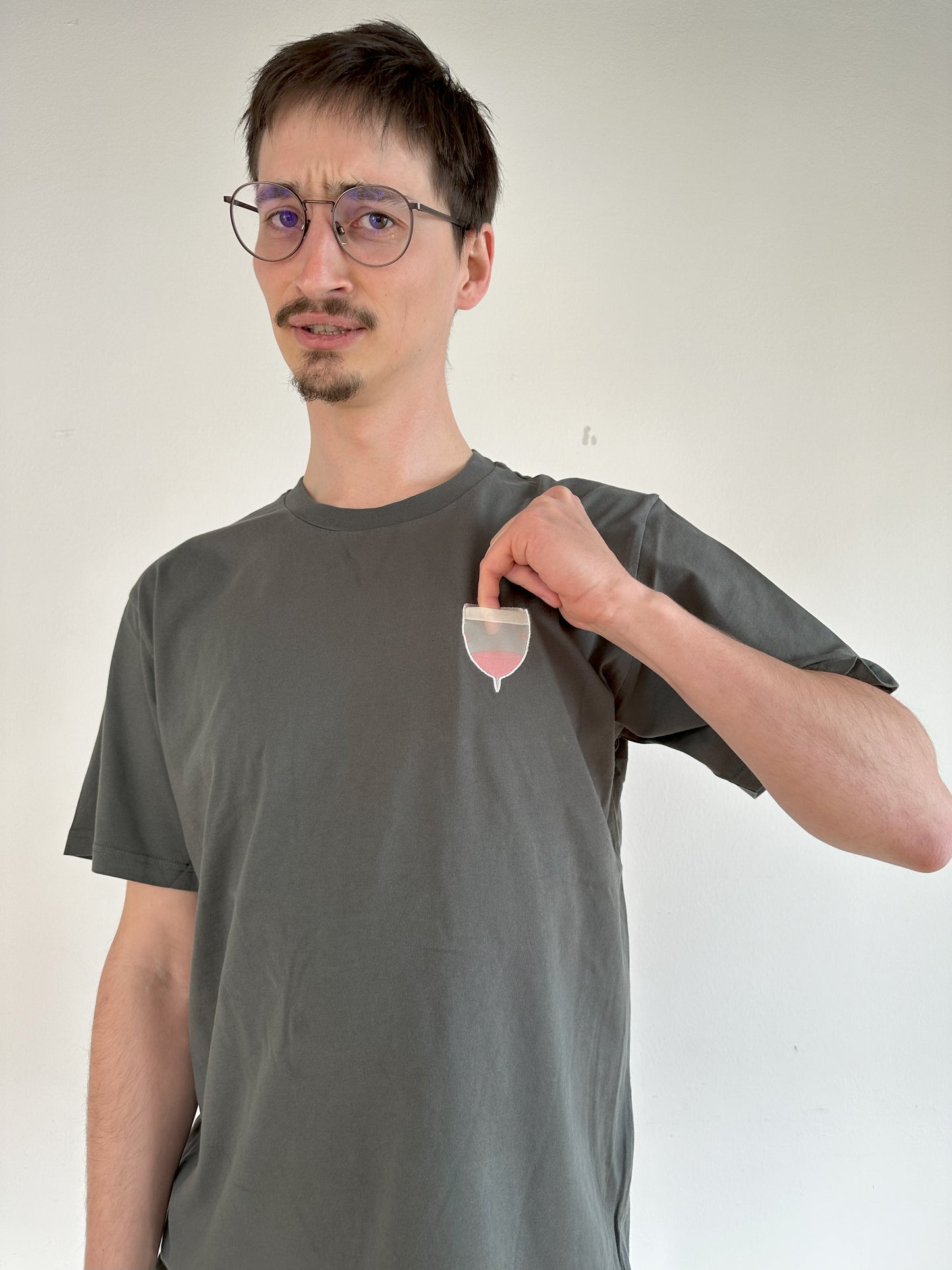 Menstruationstasse mit transparenter Brusttasche