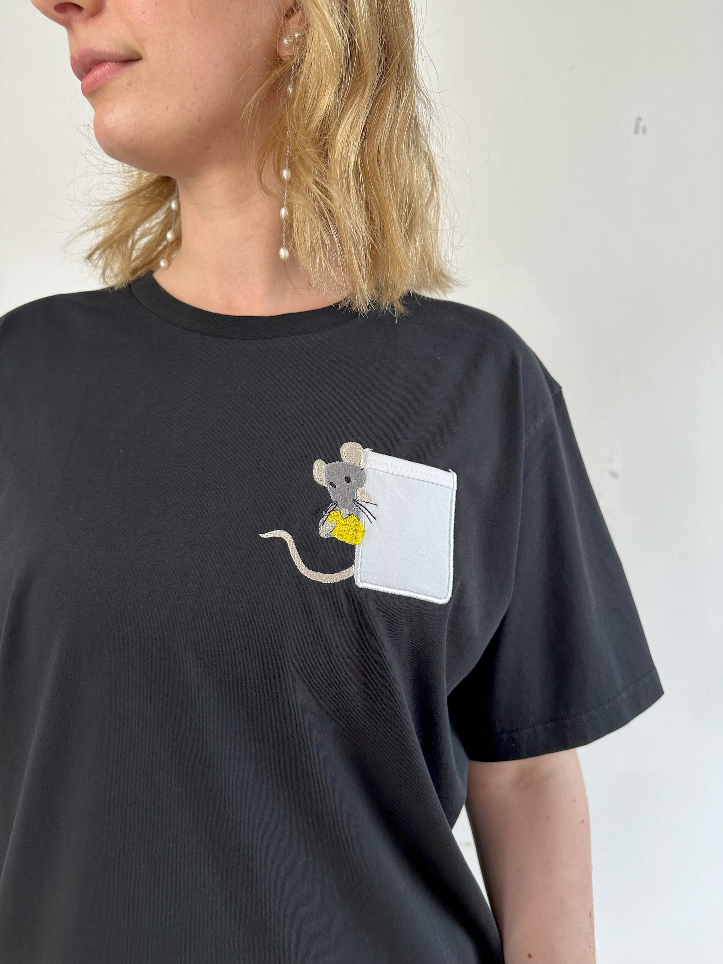 Ratte mit Käse Brusttasche