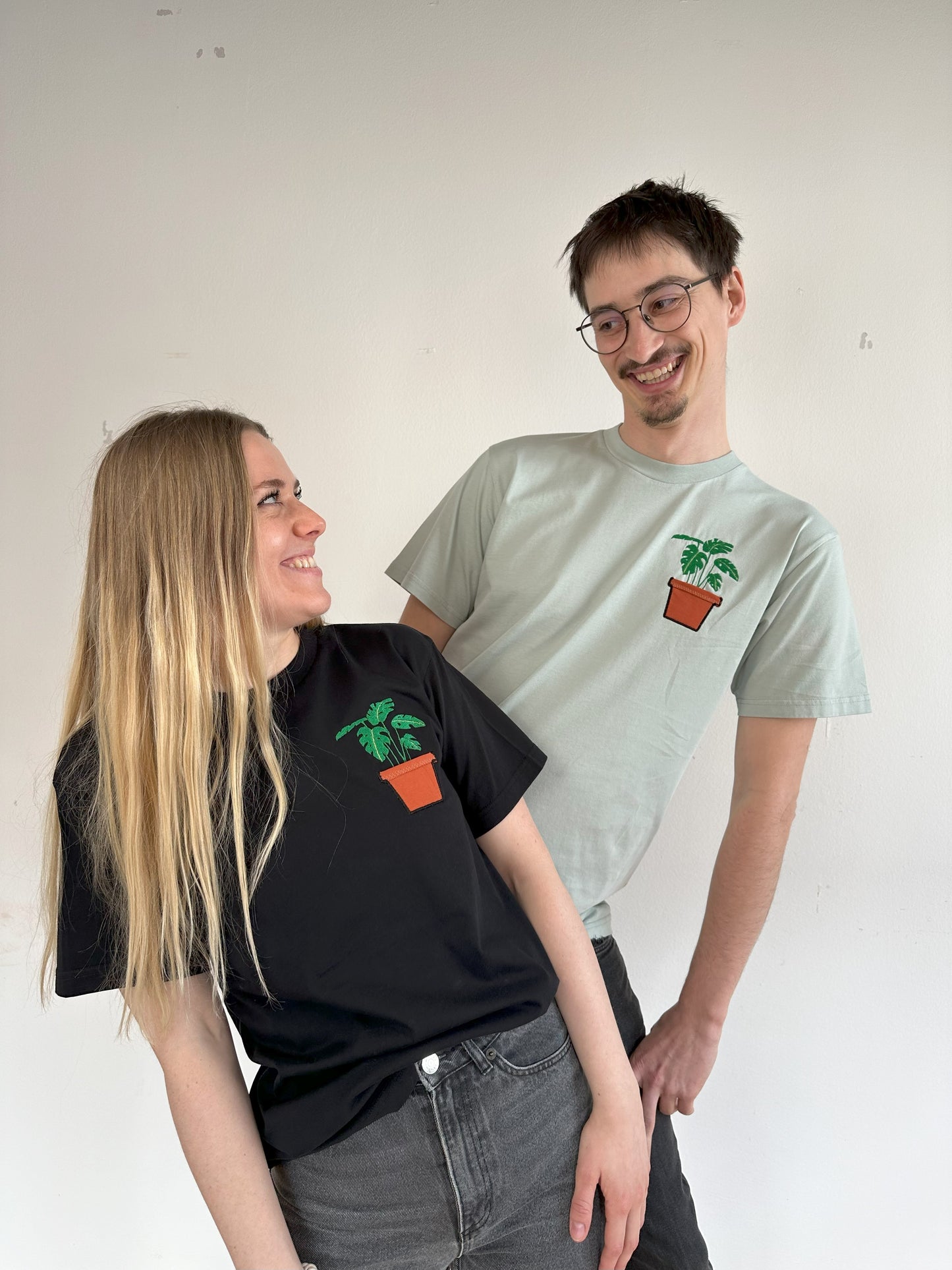 Monstera-Pflanze im Brusttaschentopf