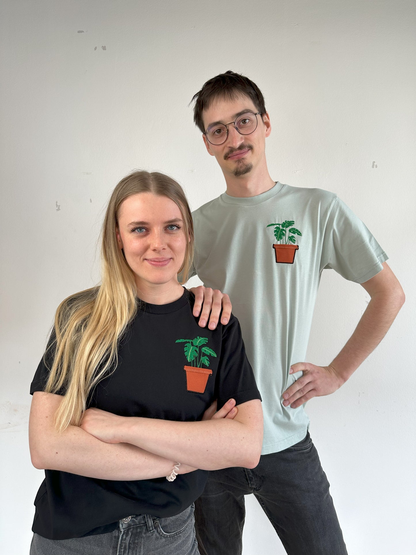 Monstera-Pflanze im Brusttaschentopf