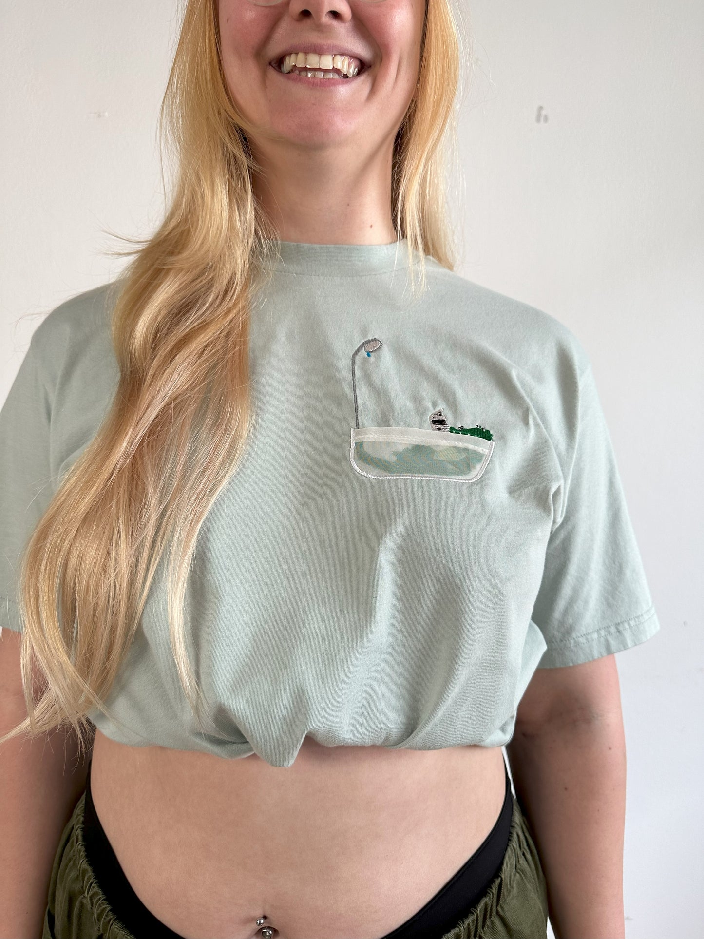 Krokodil in der Badewanne (transparente Brusttasche)