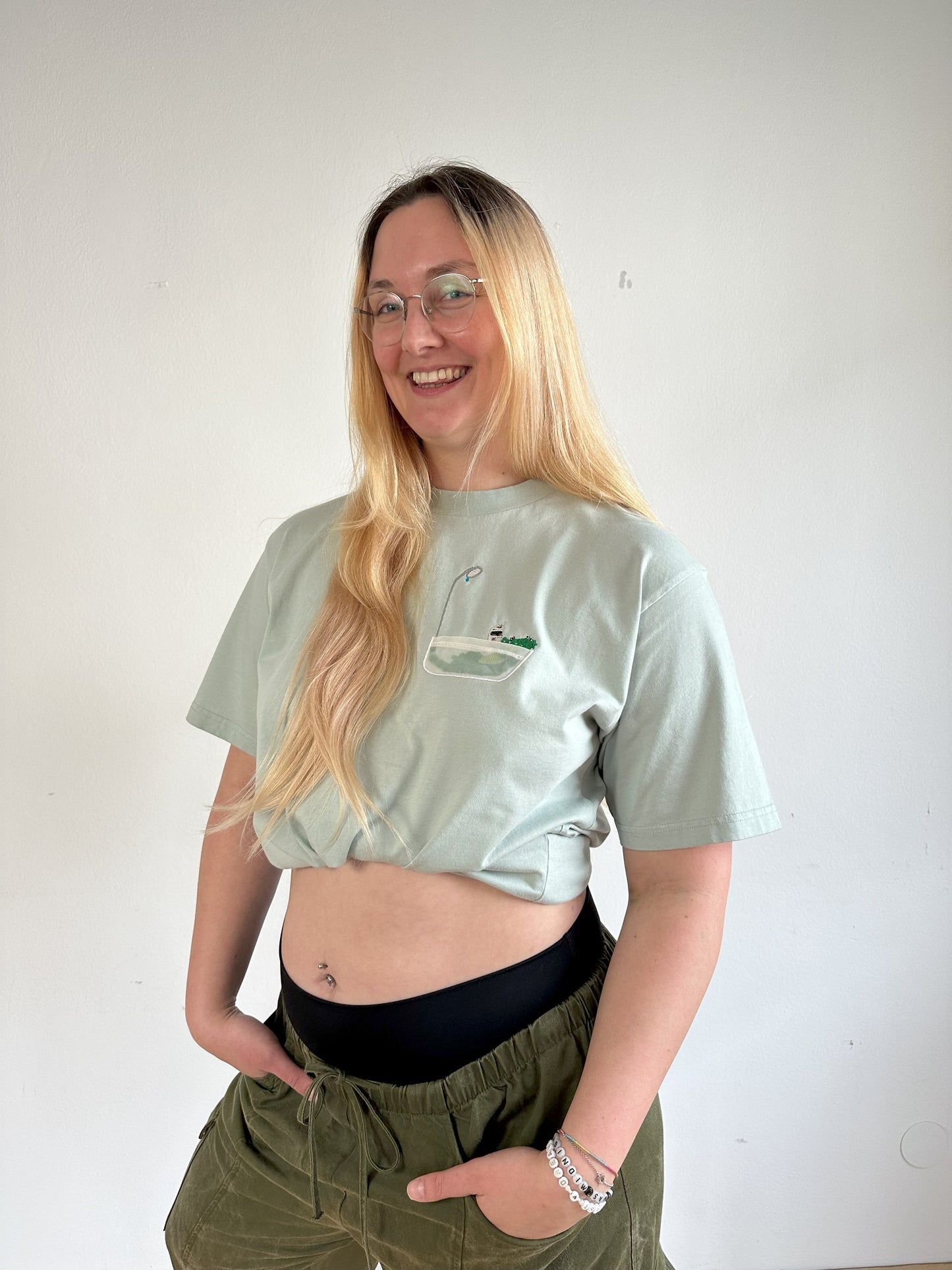 Krokodil in der Badewanne (transparente Brusttasche)