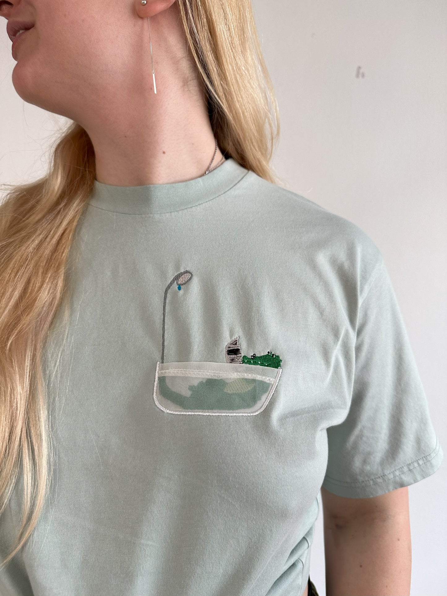 Krokodil in der Badewanne (transparente Brusttasche)