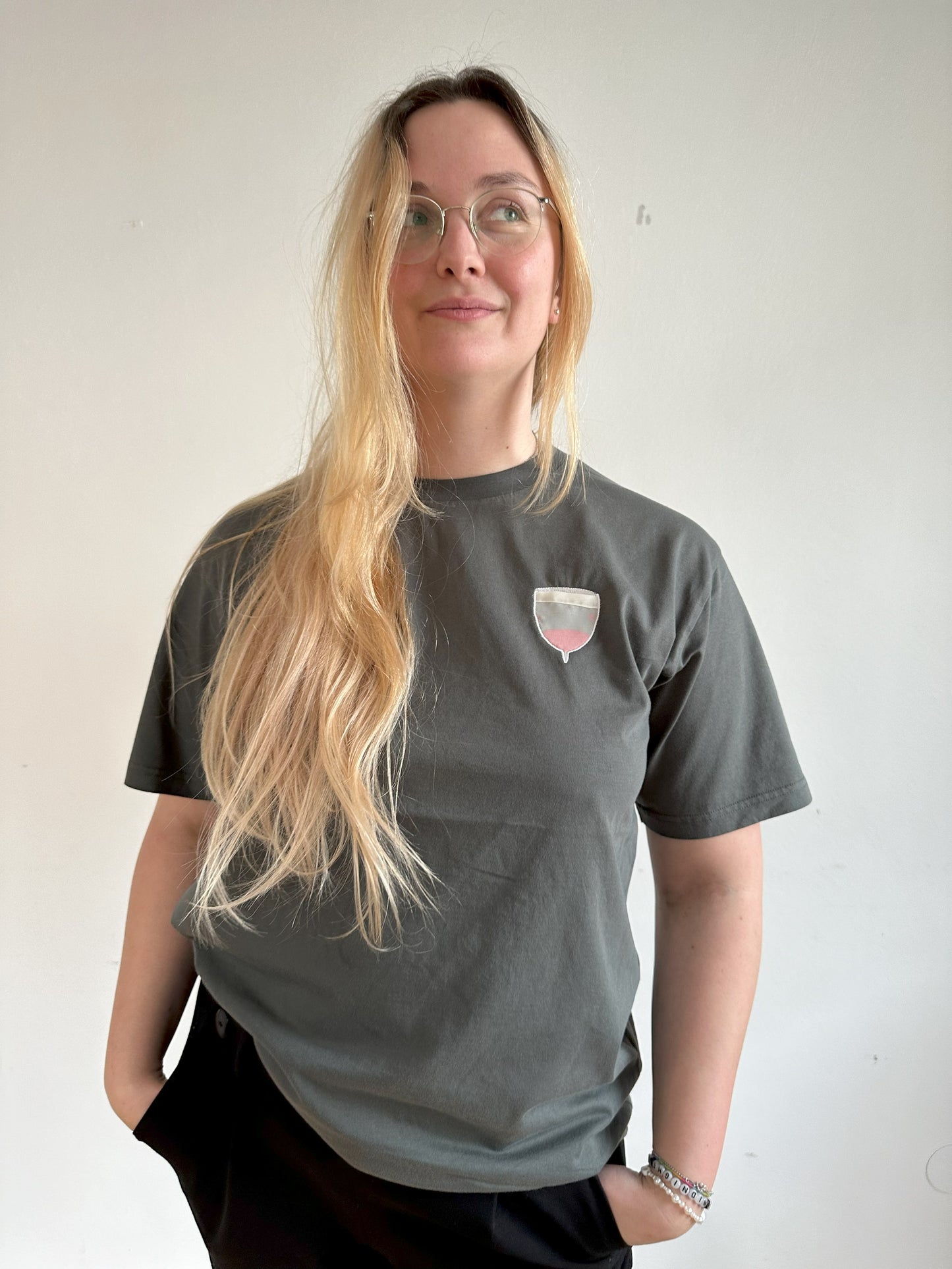 Menstruationstasse mit transparenter Brusttasche