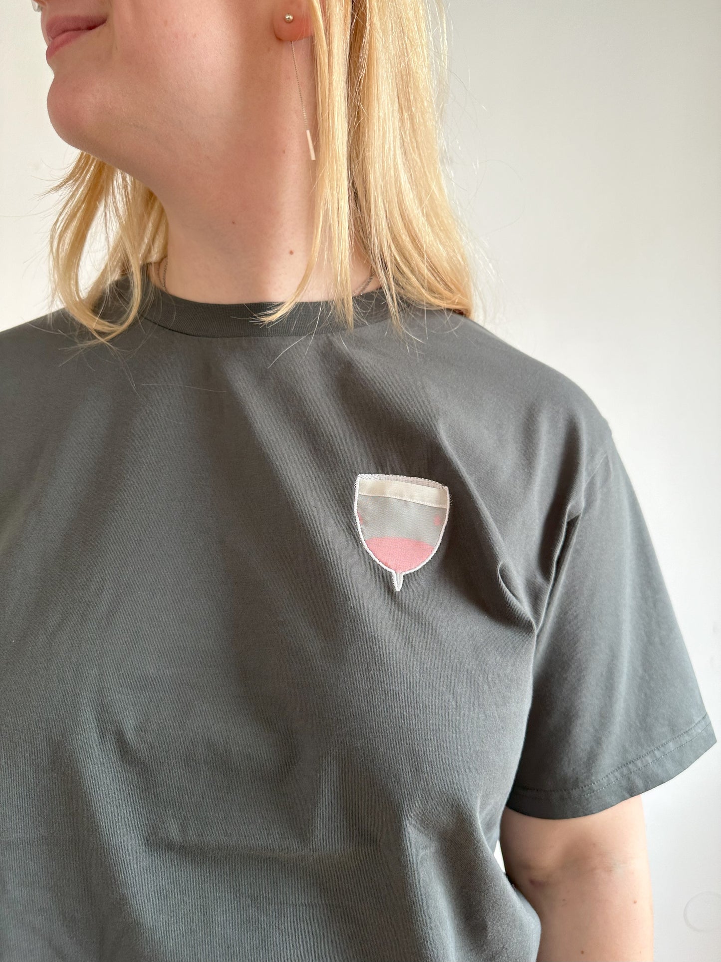 Menstruationstasse mit transparenter Brusttasche