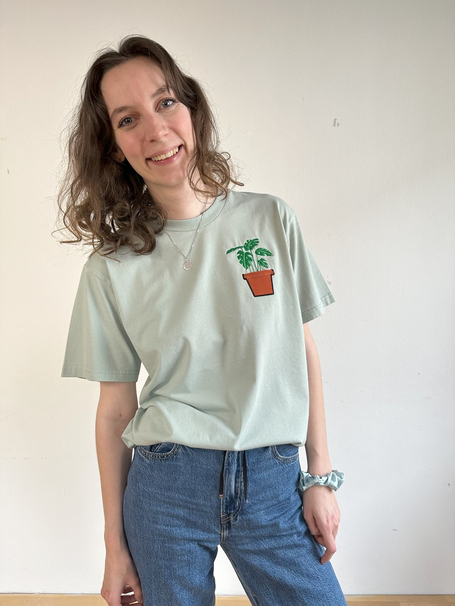 Monstera-Pflanze im Brusttaschentopf