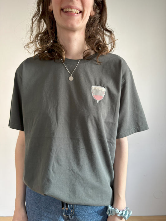 Menstruationstasse mit transparenter Brusttasche