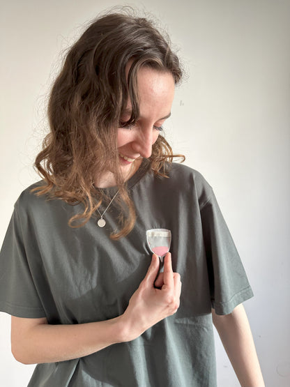 Menstruationstasse mit transparenter Brusttasche