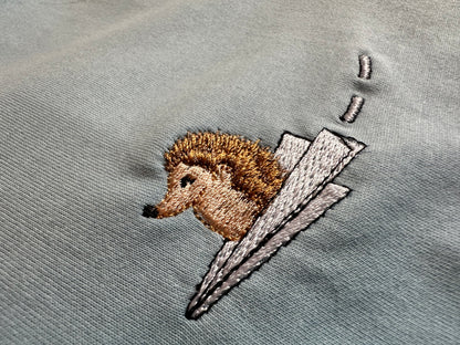 Igel auf Papierflieger