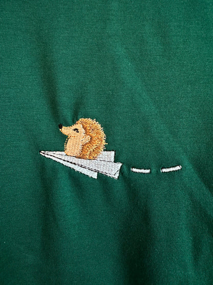Igel auf Papierflieger