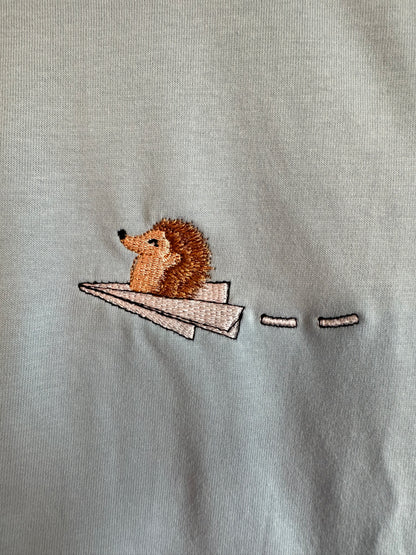 Igel auf Papierflieger