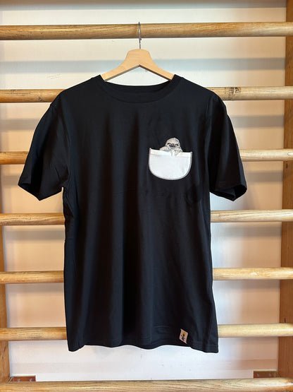 Faultier in der Brusttasche