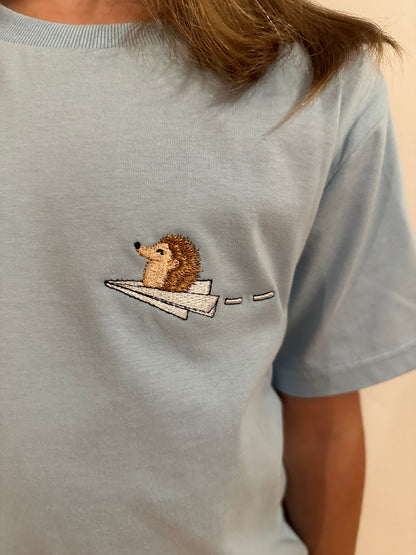 Igel auf Papierflieger