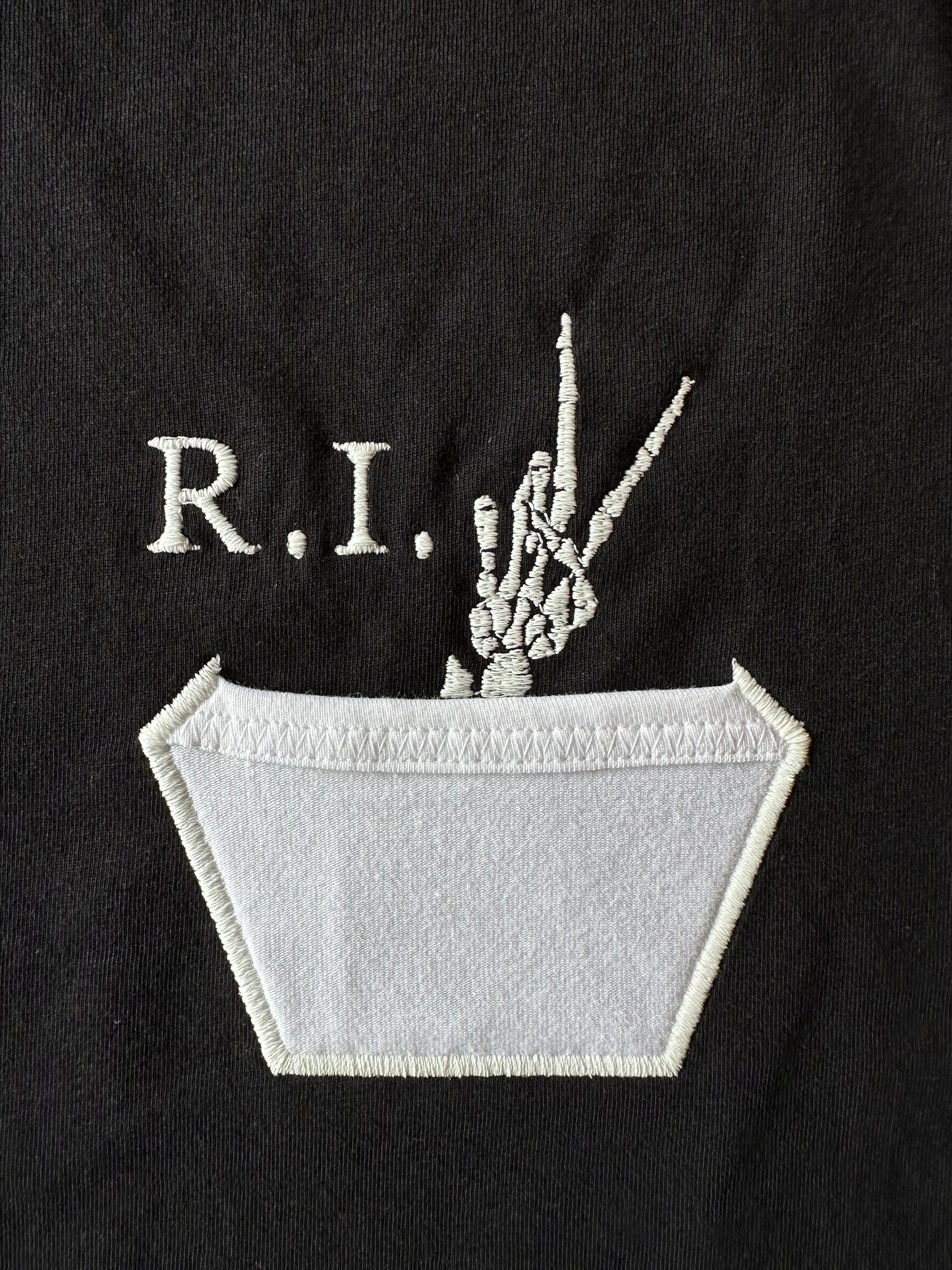 R. I. Peace mit Sargbrusttasche (Glows in the dark)