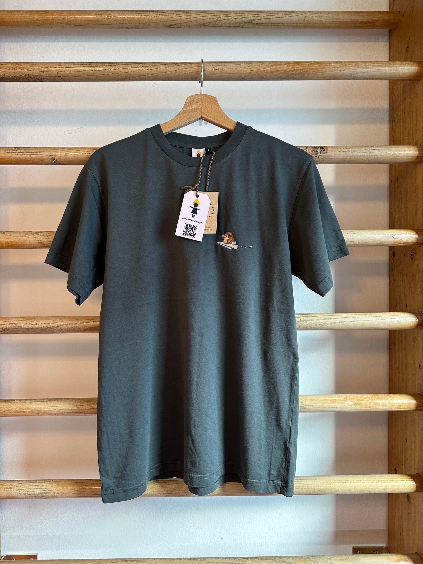 Igel auf Papierflieger