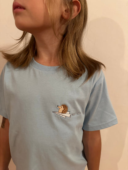 Igel auf Papierflieger