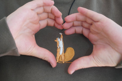 Eichhörnchen streckt sich