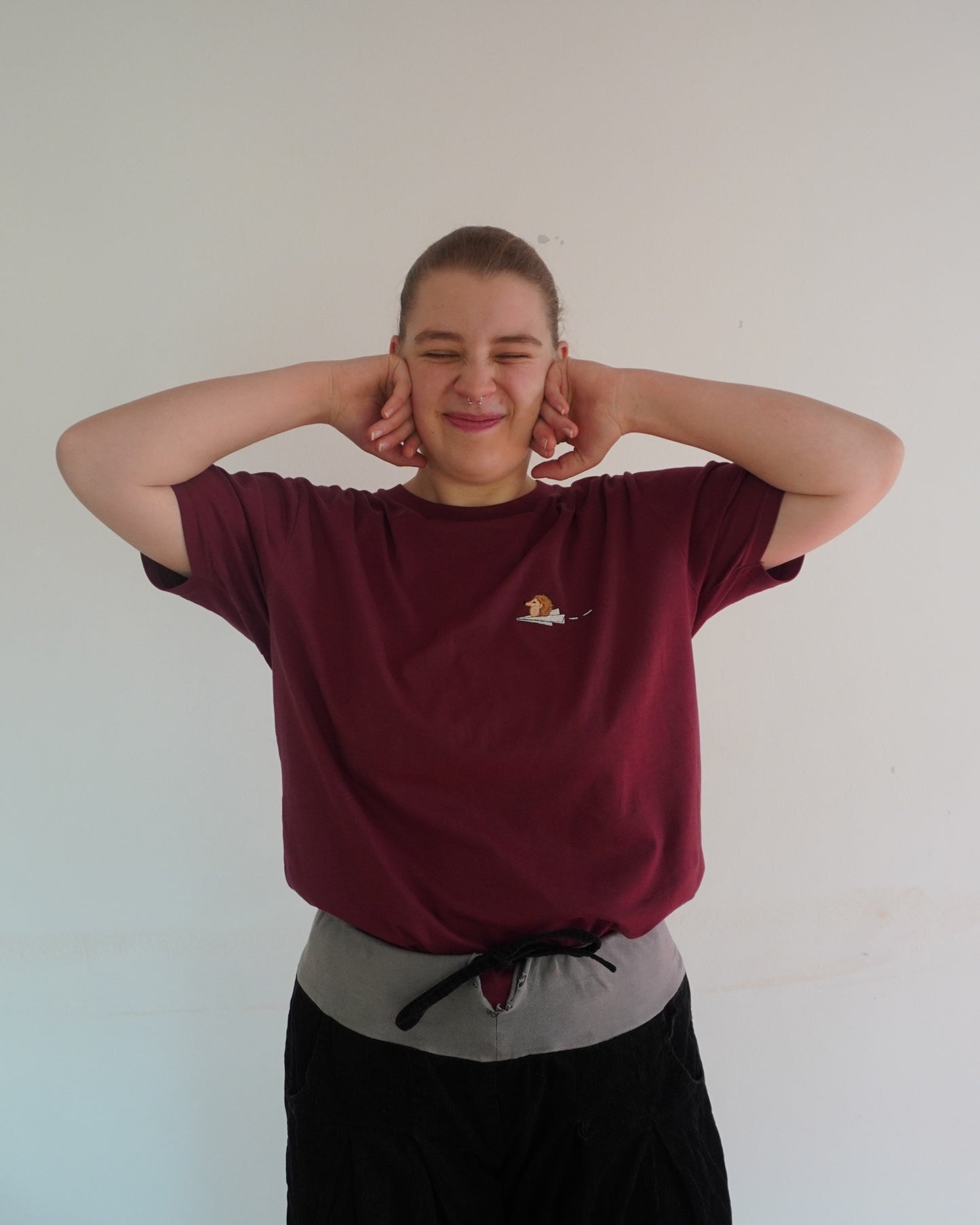 Igel auf Papierflieger