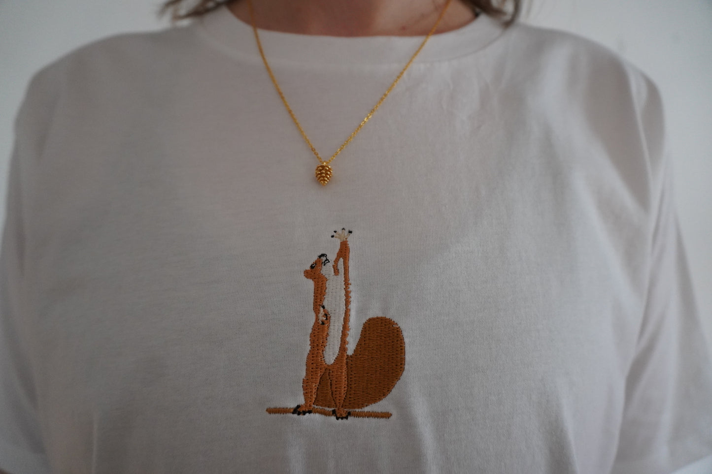 Eichhörnchen streckt sich