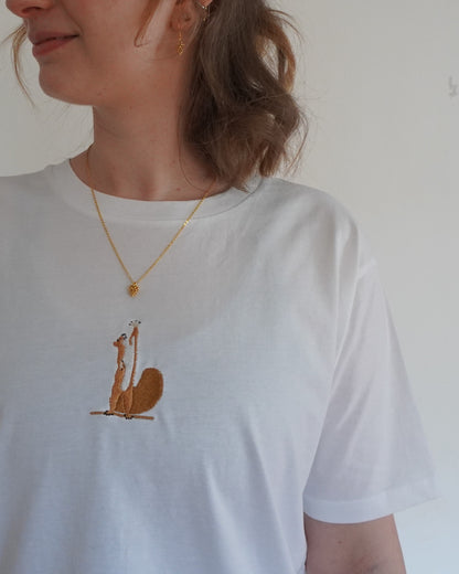 Eichhörnchen streckt sich