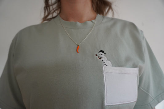 Schneemensch mit Brusttasche