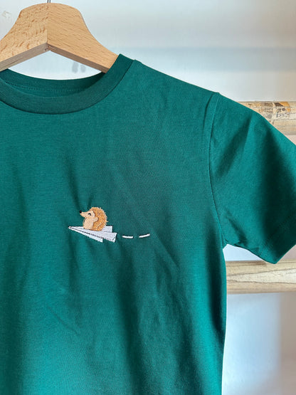 Igel auf Papierflieger